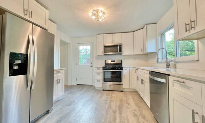 Green Tree Casa | Luxe South Hills Home ❈ Central ❈ Free Parking