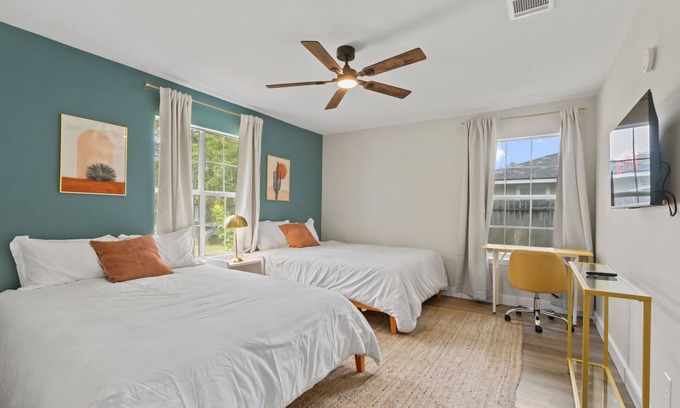Braeswood Place Casa | Luxe Spacious 5BR Mansion, 2mins to NRG Stadium, Stays 13, BBQ, Projector, Park