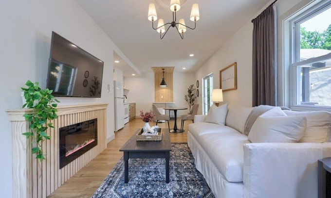 Elizabethtown Apartamento | Luxe Stay for Two w/ Private Hot Tub & Patio