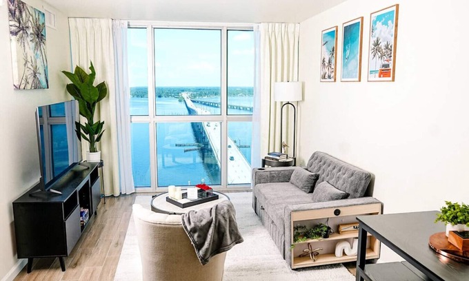 Fort Myers River District Apartamento | Luxe Stay | Water & City View in Downtown Ft Myers