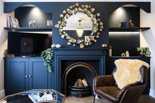 Stratford-upon-Avon Casa | Luxe Stratford Townhouse beautifully renovated, well equipped, sleeps 4, 2 bathrooms, free parking - minutes walk to town, RSC & pubs - pet friendly
