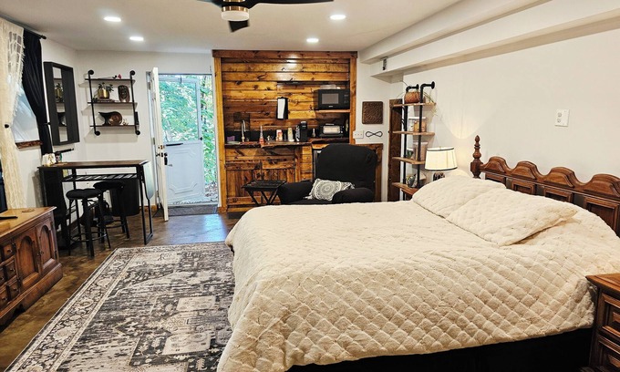 West Milton Casa | Luxe Studio Apartment in the Burbs w/wooded lot