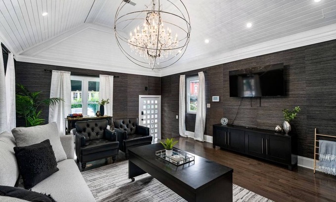 Short North Casa | Luxe Studio w/ King Bed + Sofa | Walk to OSU/Bars