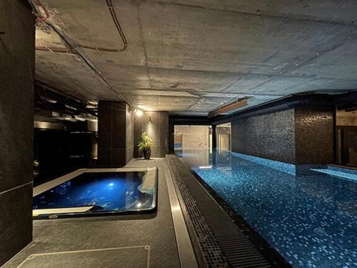 Prague 12 Apartamento | Luxe studio with pool, sauna, jacuzzi, gym, balcony