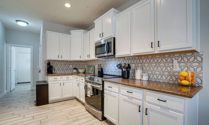 Sycamore Farms Casa | Luxe Surprise Home: Pool, Putting Green & Hot Tub!