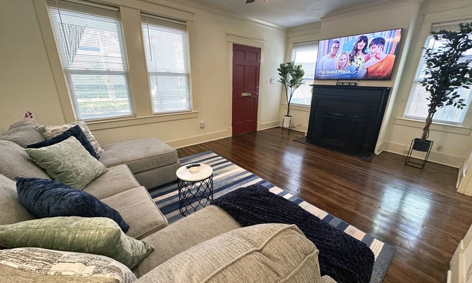 Lenox Apartamento | Luxe Townhouse by Overton Square