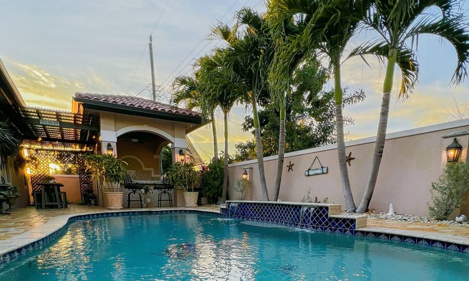 Olympia Heights Casa | Luxe Tuscany Property - Pool/BBQ/Hot Tub/Work Area/King Massage Bed