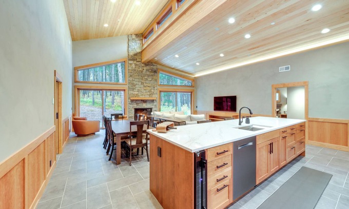 Mazama Casa | Luxe Valley Home w/Sauna & Hot Tub Near Mazama
