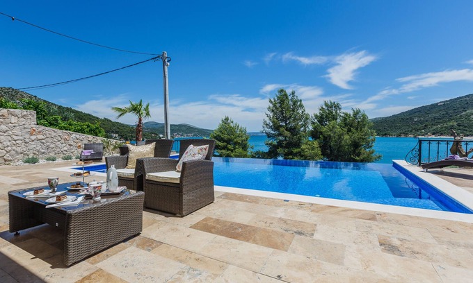 Marina Villa | ¡LUJO! Villa junto al mar!15 minutos del aeropuerto de Split, chimenea, piscina infinita, kayak