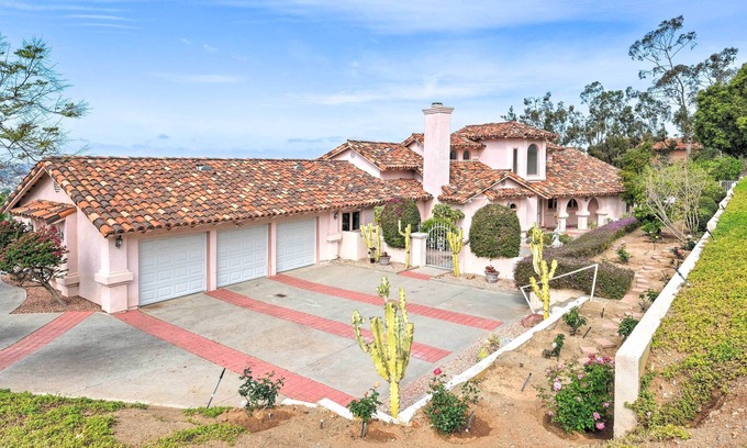 Vista Casa | Luxe Vista Escape w/ Soaking Pool & Sweeping Views