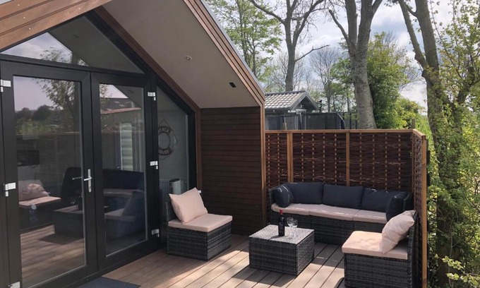 Elahuizen Apartamento | Luxe vrijstaande chalet voor gezinnen en stellen met mooie bloementuin vlakbij het water