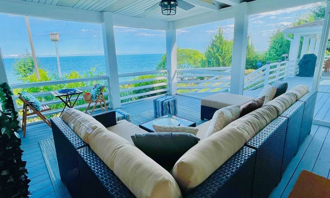 Pleasant Prairie Casa | Luxe Waterfront Home on Lake Michigan w/ Deck
