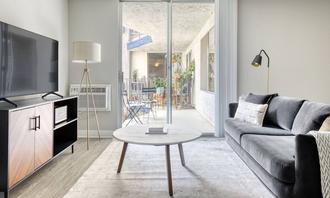 Tri-West Apartamento | Luxe West Hollywood 1BR w/ Pool & Gym, walk to Sunset Blvd, by Blueground