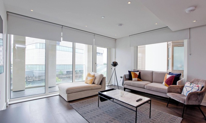 Shepherd's Bush Apartamento | Luxe Westfields Living w/ Balcony&AC