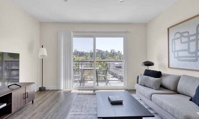 Woodland Hills Apartamento | Luxe Woodland Hills 2BR w/ Pool & Gym, near Warner Center, by Blueground