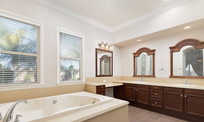 Alessandro Heights Casa | LuxHome Suite C: The luxurious Presidential Suite in a multi-unit-mansion