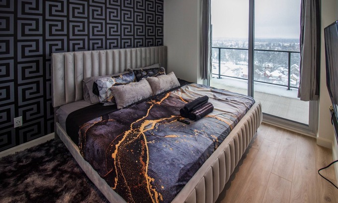 Kitchener Condominio | Luxorious High Rise King Suite With Underground Parking