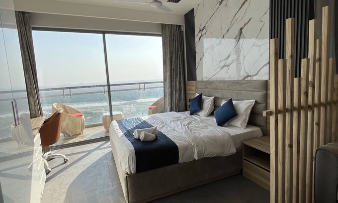 Noida Apartamento | Luxsugero at 27th floor