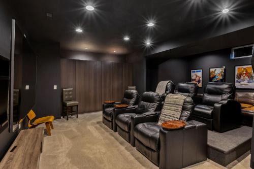 Tremont Casa | Luxuary Tremont Home - Movie Room, Pet & Baby Friendly