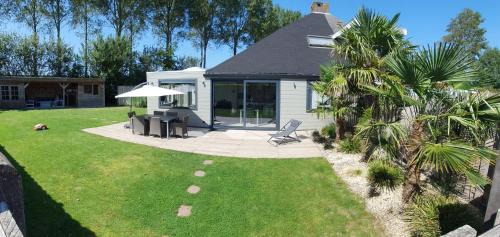Stavenisse Casa | Luxuriöses Ferienhaus Mit Sauna Und Kamin Für 6 Personen Mit Großem Garten In Südlage