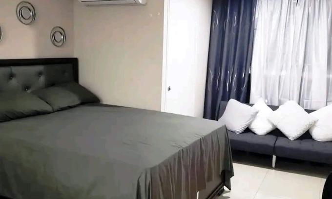 Portmore Apartamento | Luxuriate poolside or on the private beach at this comfy studio apartment.