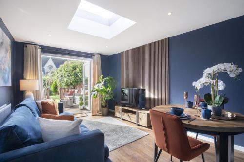 Cheltenham Casa | Luxurious 1 Bed Detached Home with Gated Parking