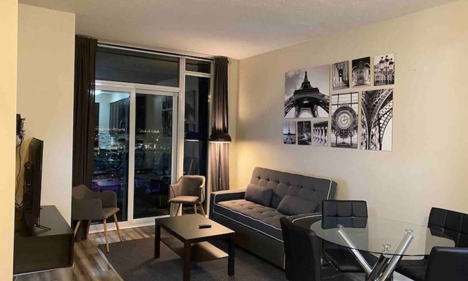 Downtown Mississauga Condominio | Luxurious 1 Bedroom+ Den, 1 Bath Condo/ Square One