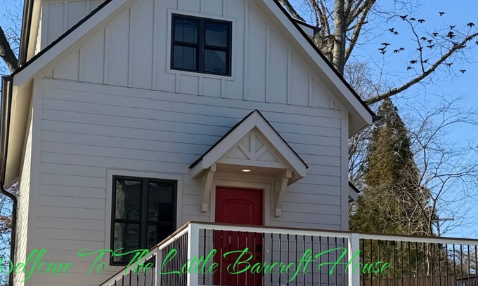 Arlington Casa | Luxurious 1-BR tiny house in Arlington, VA near Washington DC + deck/backyard