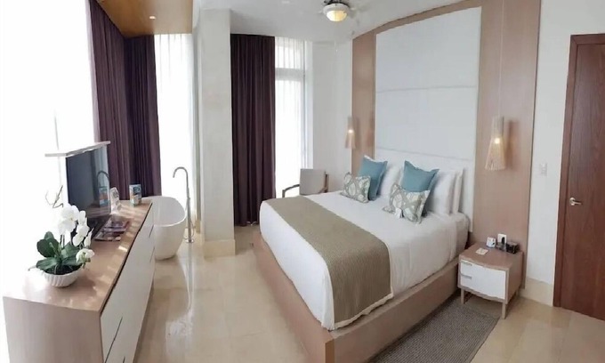 Los Brazos Apartamento | Luxurious 1 Bedroom Sunrise Suite with Pool
