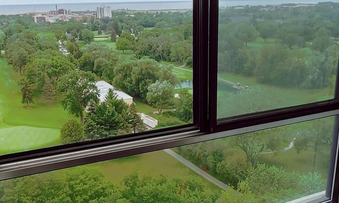 Lakeview Condominio | Luxurious, 1200 square foot, two bedroom condo