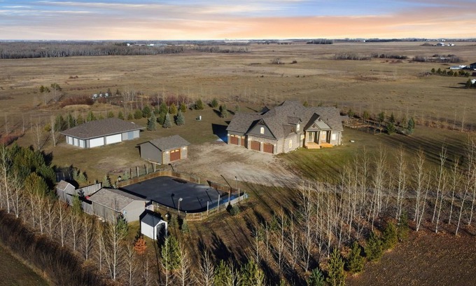 West Central Saskatchewan Casa | Luxurious 1800 sq ft Guest House in the Country