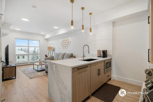 Currie Barracks Apartamento | Luxurious 1BR Apartment near MRU and Downtown with Free Parking Sleeps 4