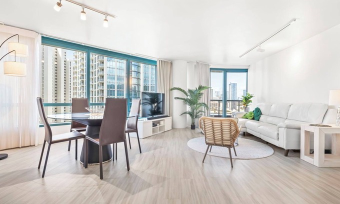 McCully - Moiliili Condominio | Luxurious 2-Bdrm, 2.5-Bath Condo with Parking & Fitness Center in Prime Waikiki!