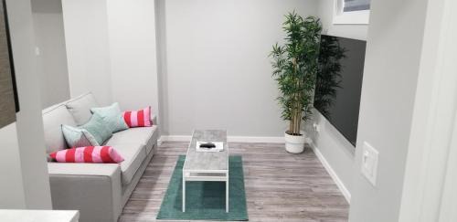Winnipeg Casa | Luxurious 2 bedroom basement suite