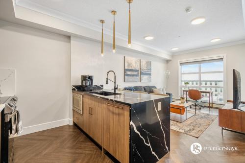 Currie Barracks Casa | Luxurious 2 Bedroom Suite near MRU and Downtown with Free Underground Parking Wifi and More