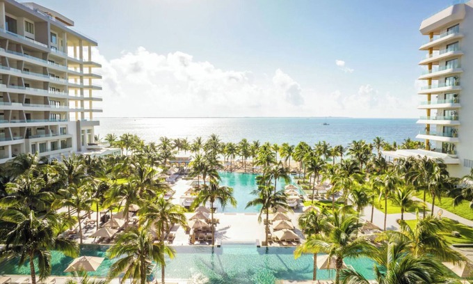 Puerto Juárez Hotel | Luxurious 2-bedroom swim-up suite at Garza Blanca's 5 Diamond Resort.