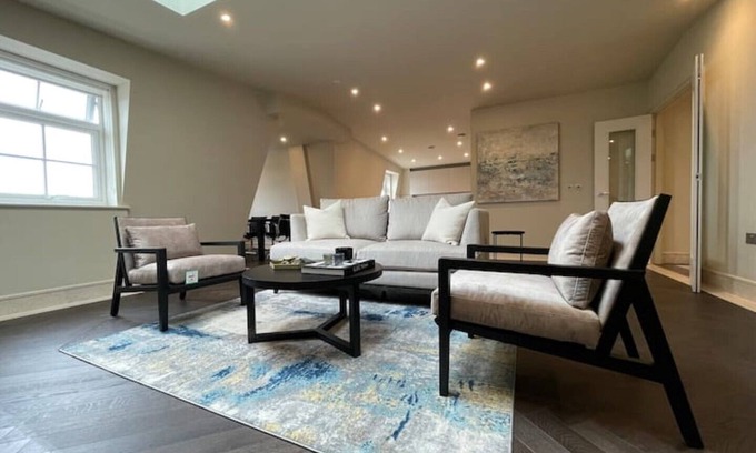 Chigwell Apartamento | Luxurious 2 BR, 2 BA Apt, Desirable Chigwell