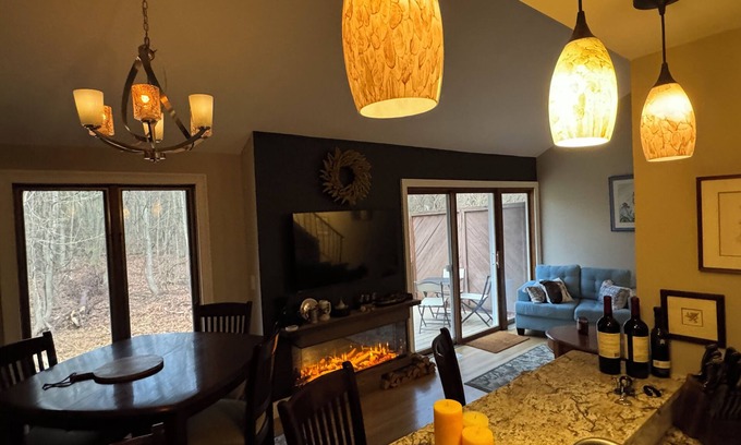 Colonie Casa | Luxurious 2-BR, 2-full bath townhome in lovely Colonie. Garage, deck, 1-TB WiFi