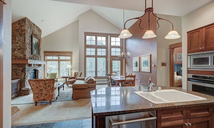 River Run Condominio | Luxurious 2 Br In River Run Village With Ski In Ski Out- No Cleaning Fee 2 Bedroom Condo by RedAwning
