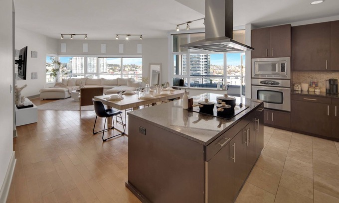 East Village Apartamento | Luxurious 2BR/2BA High-Rise in East Village – Walk to Petco Park & Gaslamp