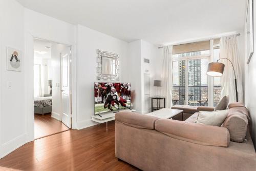 Downtown Mississauga Apartamento | Luxurious 2BR 2BATH Condo Steps from Square One