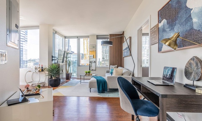 West Bellevue Apartamento | Luxurious 2BR DT Bellevue | City Views, Gym, Pool