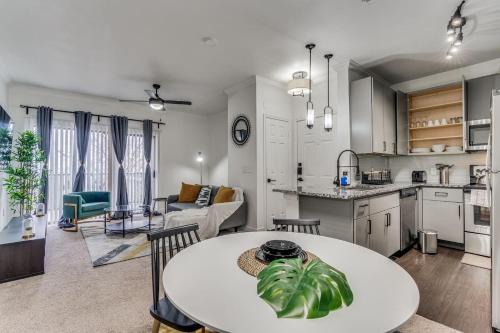 McNeil Apartamento | Luxurious 2BR plus Resort Style Pool