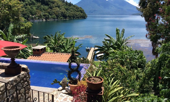 San Marcos La Laguna Villa | Lujosa villa de 3 dormitorios frente al lago con piscina climatizada y bañera de hidromasaje