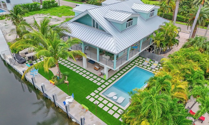 Coury Casa | Luxurious 3-bedroom home with Pool and Dock in Key Colony Beach
