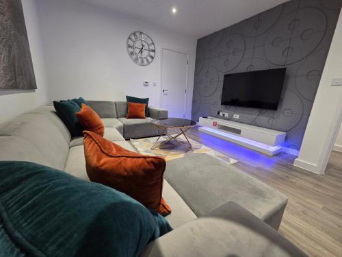 Hatfield Casa | Luxurious 3 Bed & 3 Bath Hatfield House with Balcony View & Terrace Garden