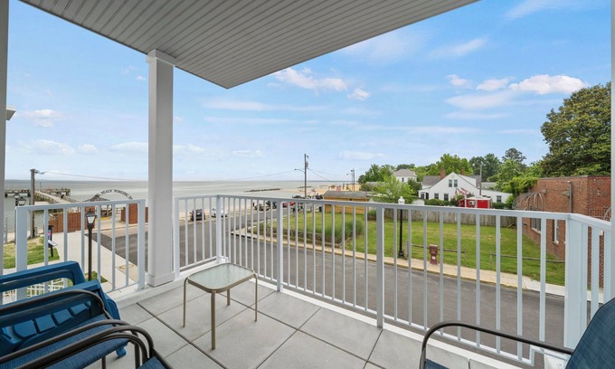 Issue Condominio | Luxurious 3 Bedroom Riverfront Condo with Private Deck