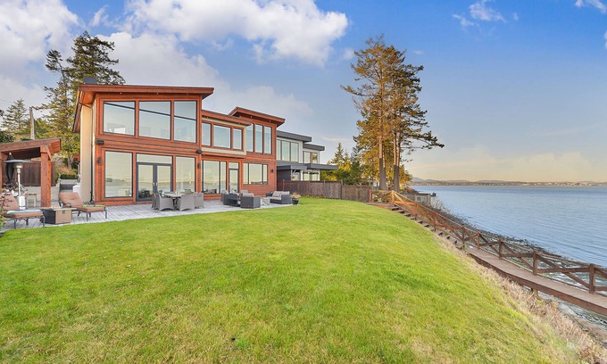 Sidney Casa | Luxurious 3 Bedroom Oceanfront Home with Spectacular Views