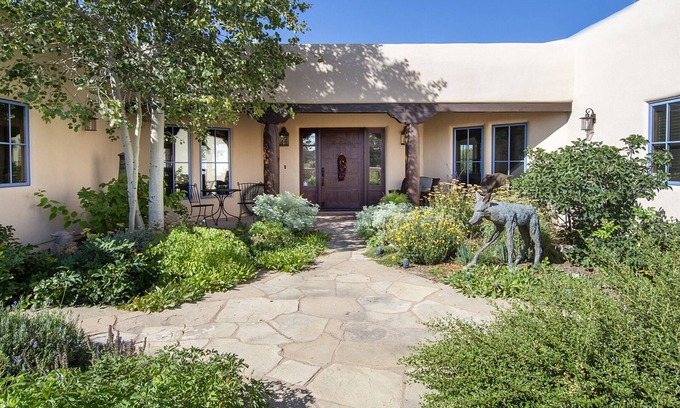 Santa Fe Casa | Luxurious 3 Bedroom-3 Bath~ Majestic views~ outdoor Hot tub~10 minutes to Plaza