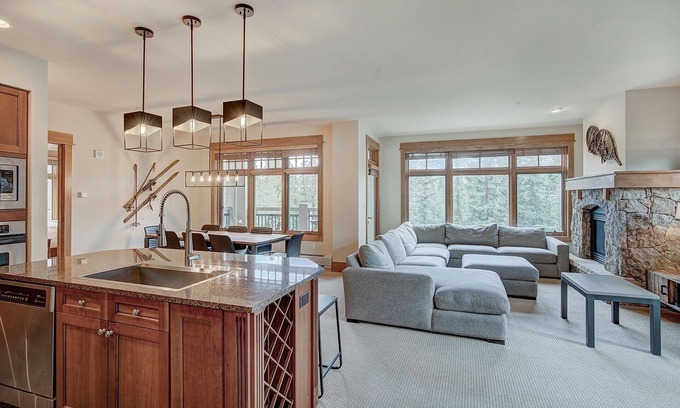 River Run Condominio | Luxurious 3 BR in River Run Village with Ski-In Out, No Cleaning fee by RedAwning
